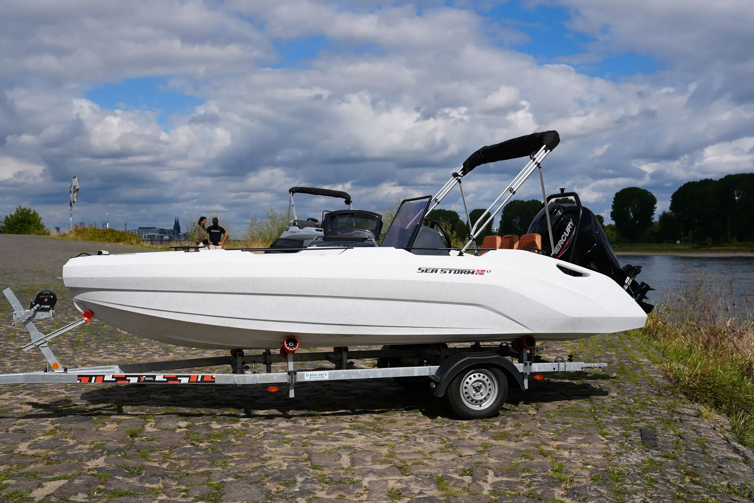 SeaStorm 17 White in side view