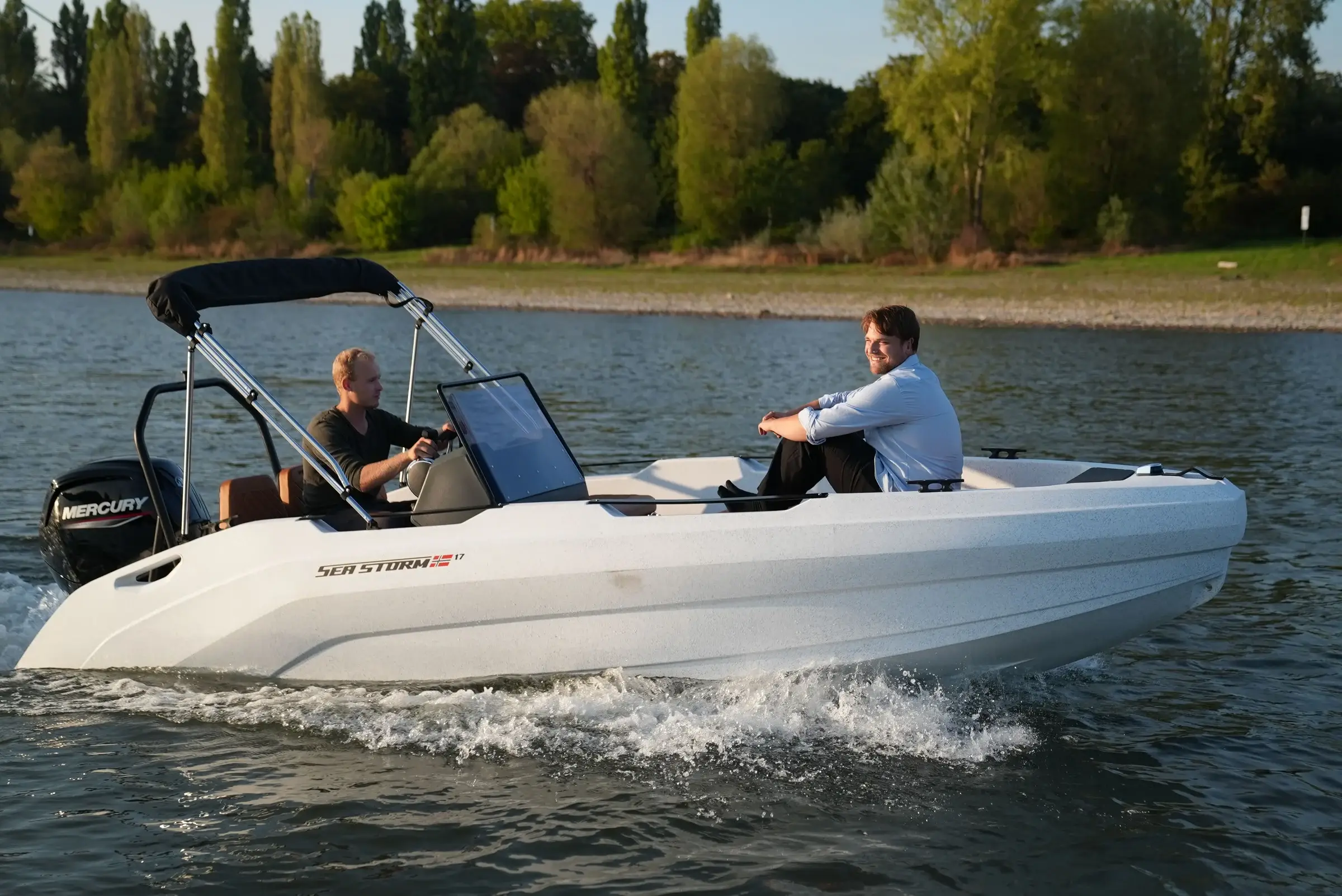 SeaStorm 17 White under way on the Rhine