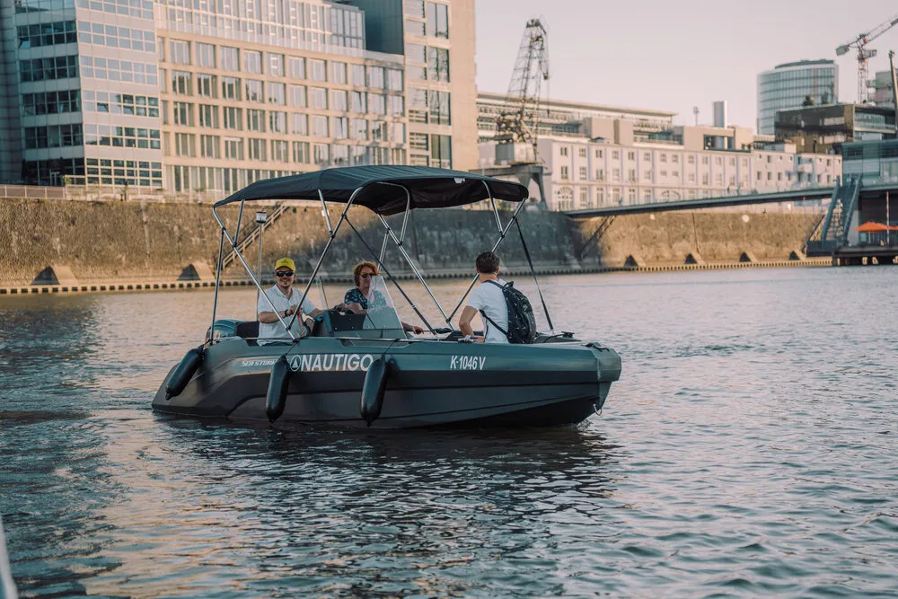 SeaStorm 17 en el puerto multimedia de Düsseldorf con la tripulación a bordo