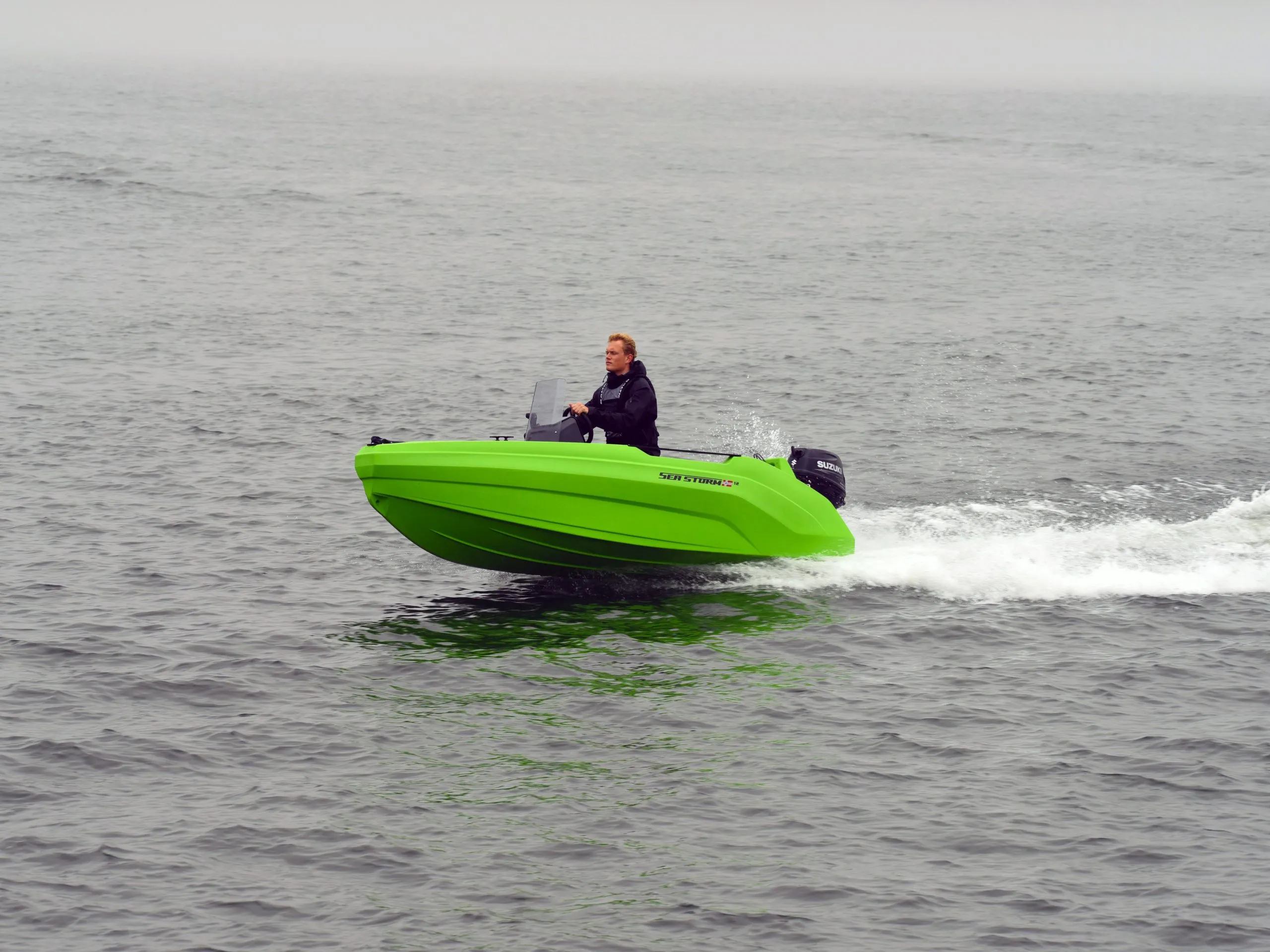 İskelede dıştan takma motorlu kompakt SeaStorm 12 HDPE tekne