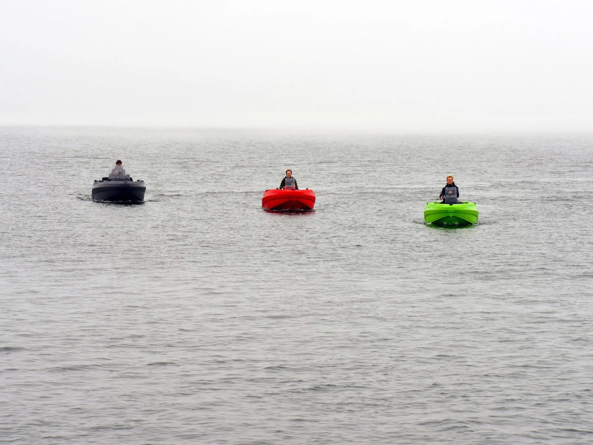 Trois SeaStorm 12 en anthracite, rouge et vert naviguant côte à côte