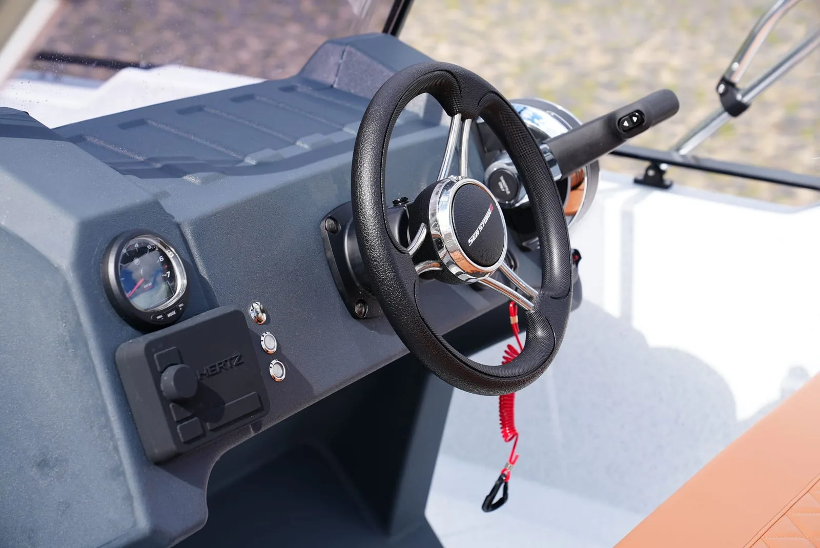 Console della SeaStorm 17 con volante sportivo e strumenti