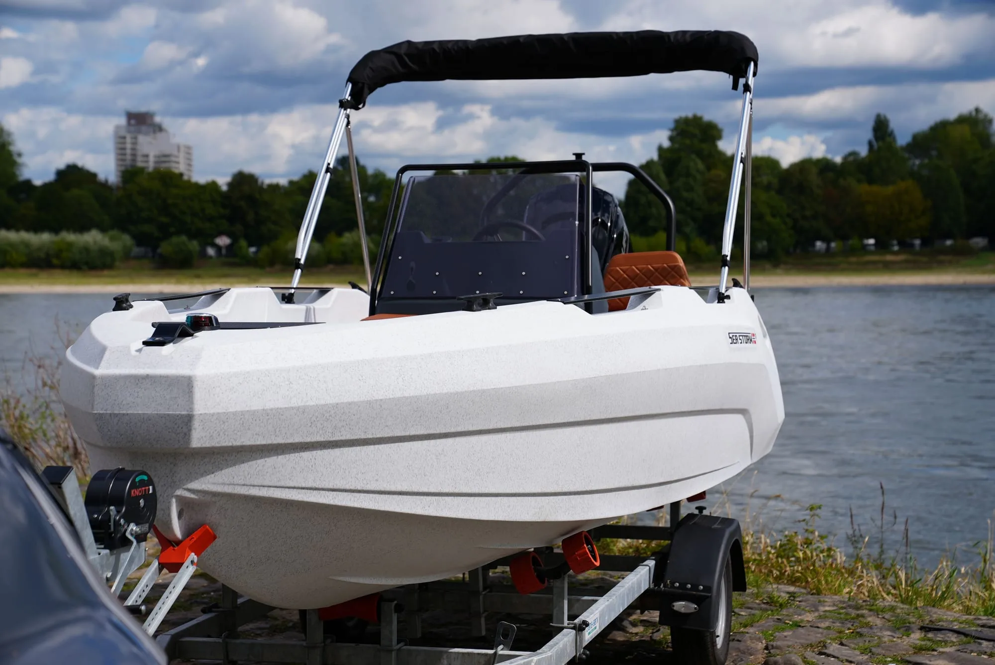 SeaStorm 17 vista frontale con console di guida e tendalino bimini
