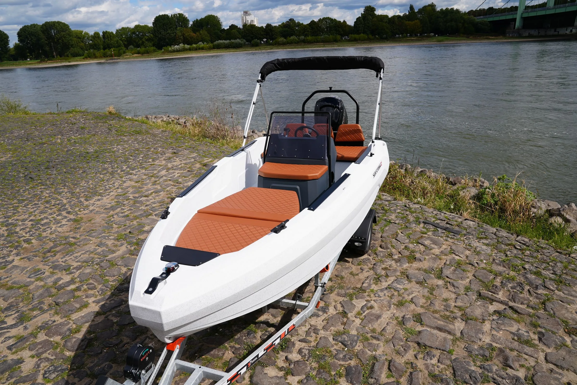Poppa della SeaStorm 17 sul carrello sulla riva del Reno