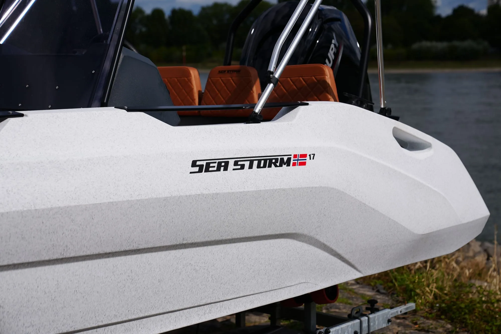Primo piano della scritta SeaStorm 17 sullo scafo