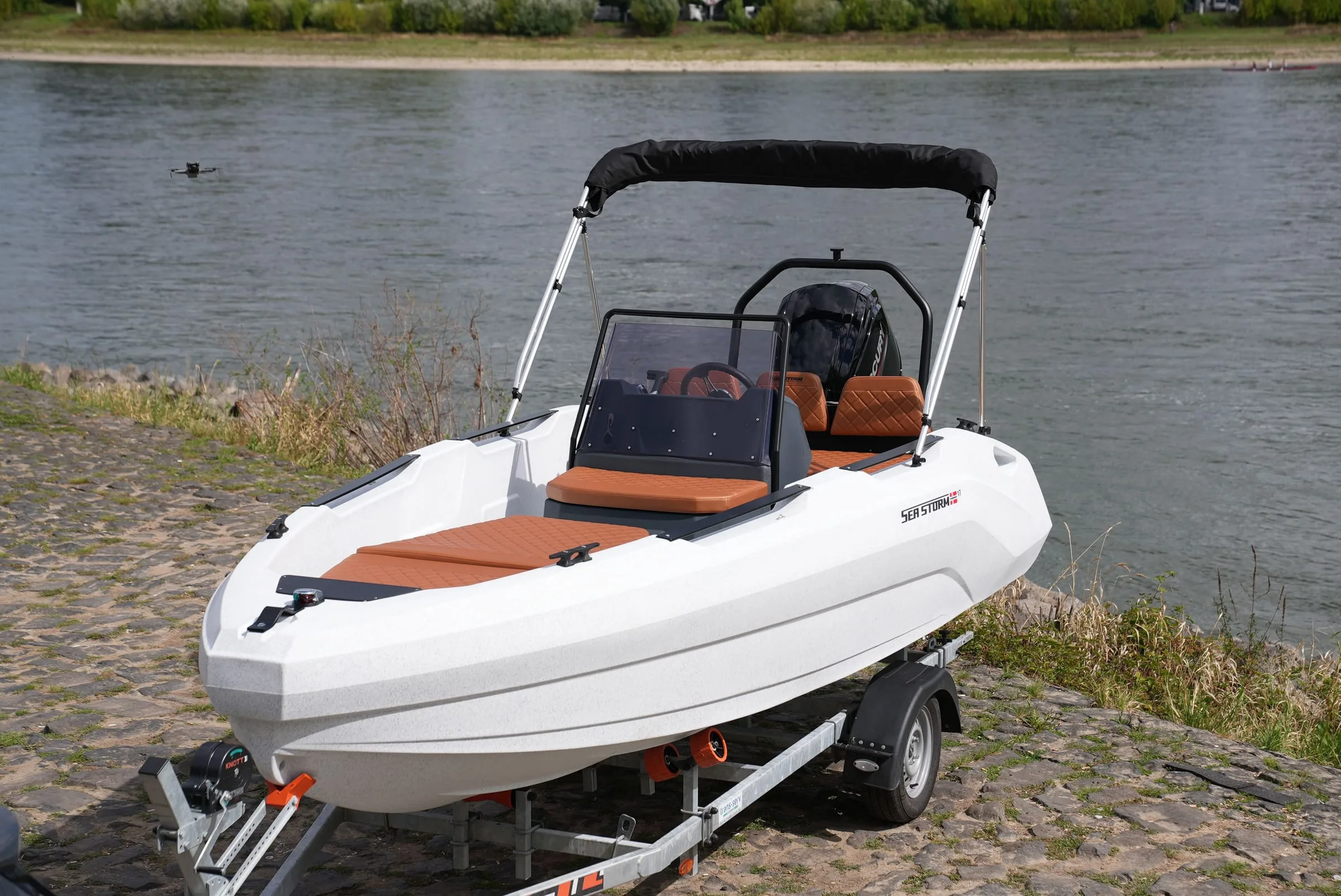 SeaStorm 17 di profilo con imbottiture color cognac