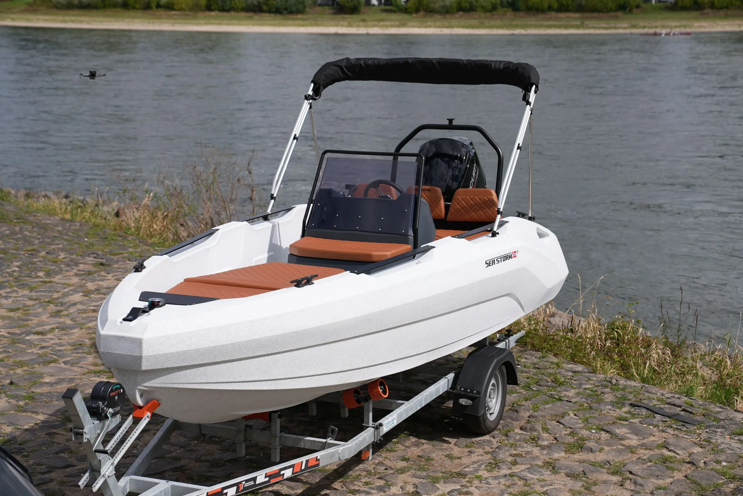 Side profile of the HDPE motorboat SeaStorm 17 with double-wall polyethylene hull