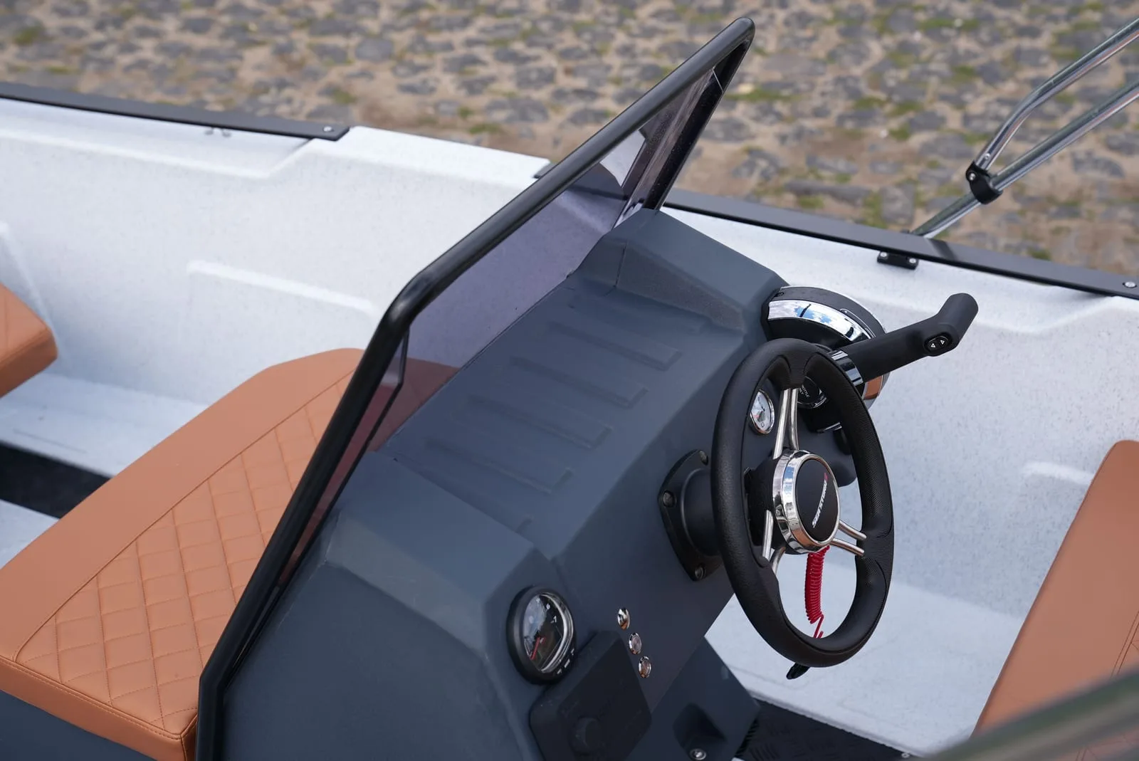 Console di guida della SeaStorm 17 con parabrezza