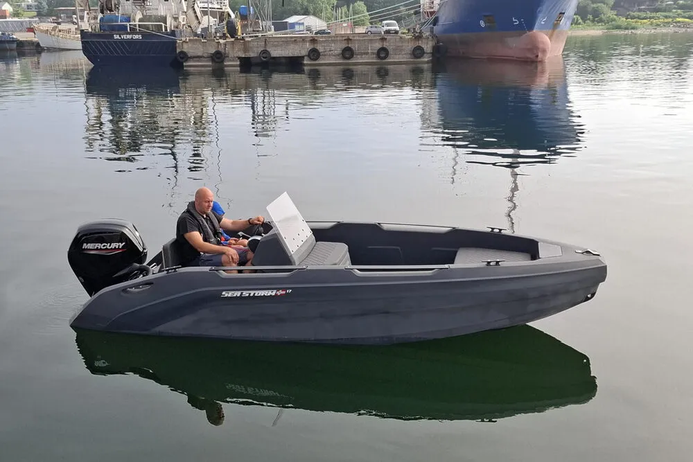 Bote deportivo con casco HDPE en navegación, estela de popa visible