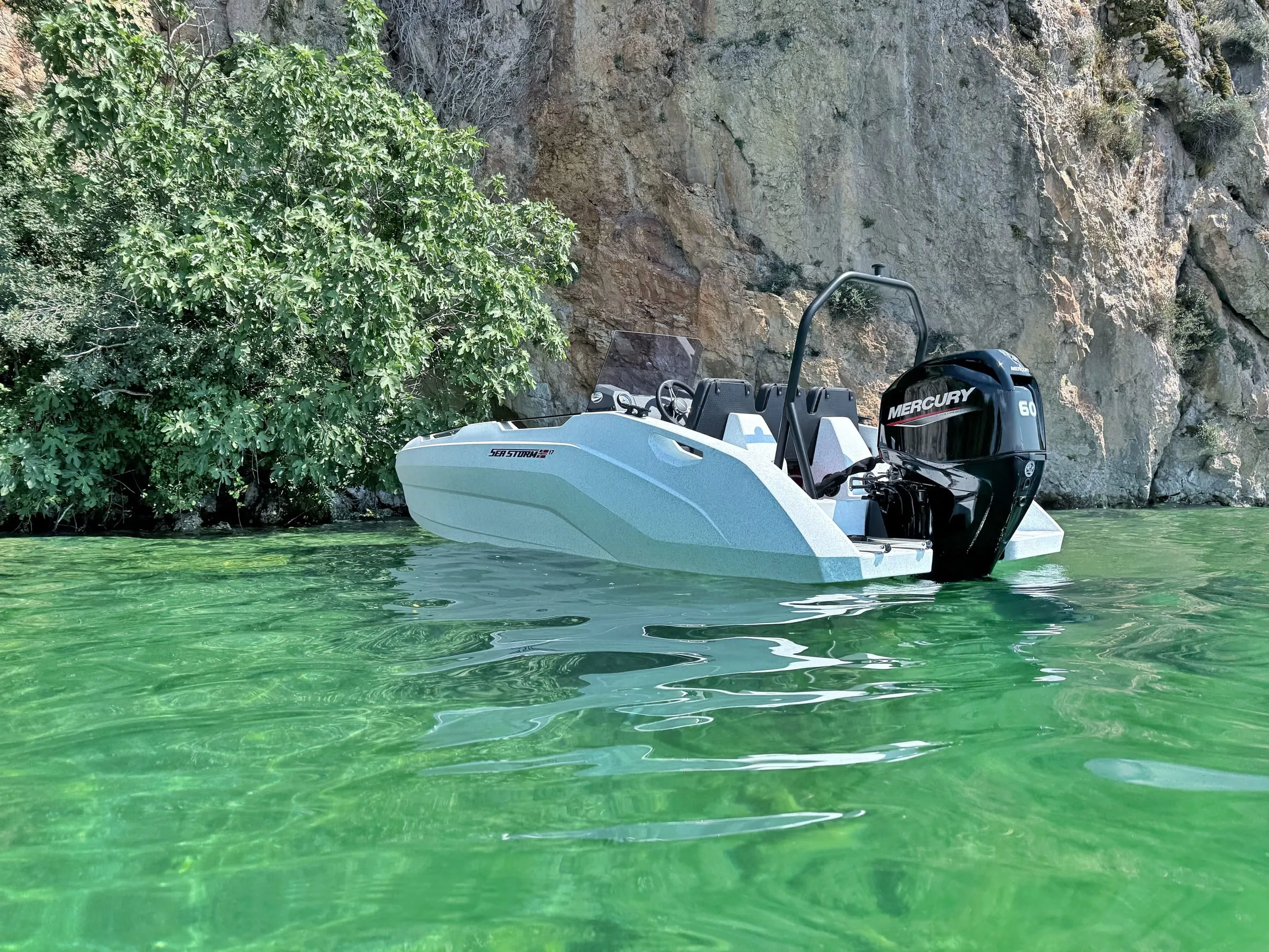 SeaStorm 17 in acqua turchese davanti a una parete rocciosa