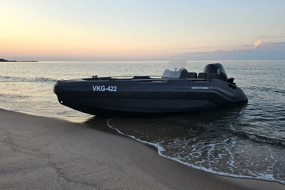 SeaStorm 17 alla luce del tramonto sull'acqua, barca per noleggio e charter